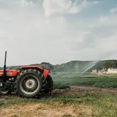 Nowoczesne maszyny rolnicze: Co warto wiedzieć o najnowszych ofertach?