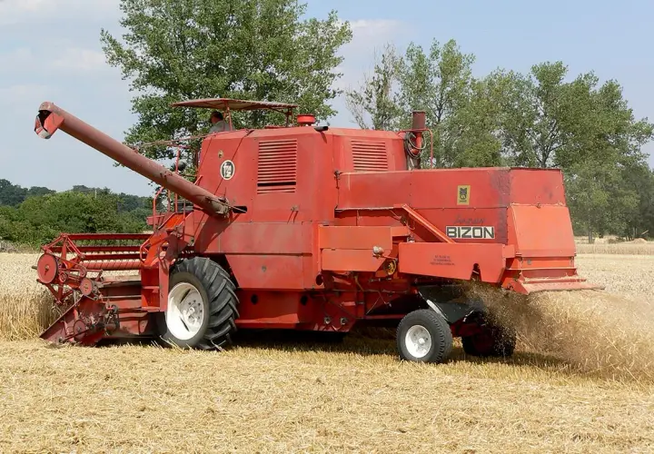 Bizon Z056: Co warto wiedzieć o cenach i wyposażeniu kombajnu?