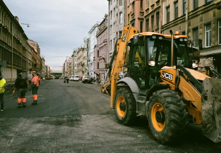 Przegląd koparko-ładowarek marki JCB - ich zastosowanie i ciekawe modele