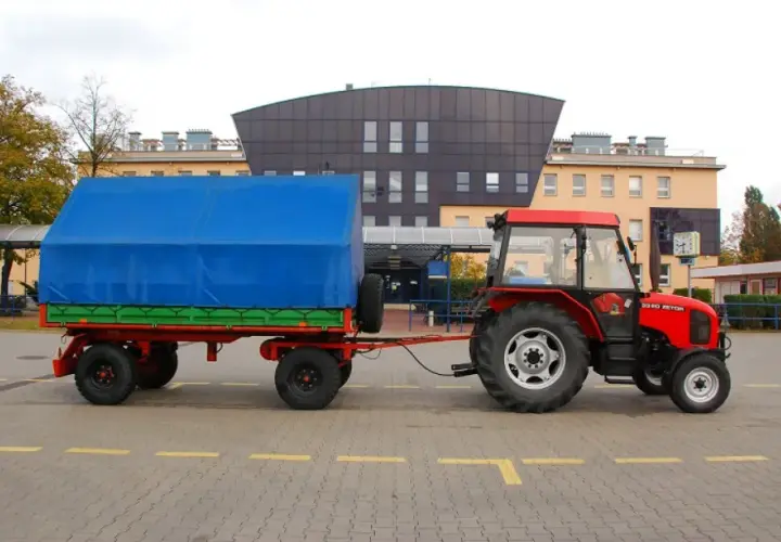  Jakie prawo jazdy potrzebne na traktor z przyczepą? Wszystko o uprawnieniach na ciągnik