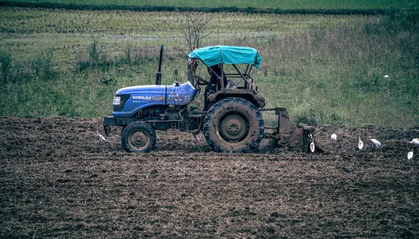Ciągniki dla gospodarstw 5 ha - jak wybrać idealny model?
