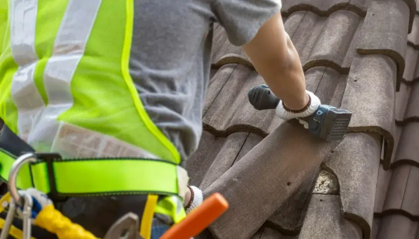 Przepisy dotyczące eternitu na dachu: Co zmieniają nowe regulacje?