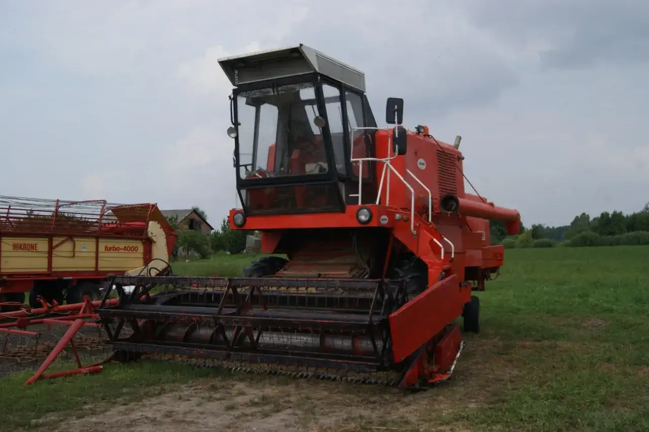 Zdjęcie Bizon Z056: Co warto wiedzieć o cenach i wyposażeniu kombajnu?